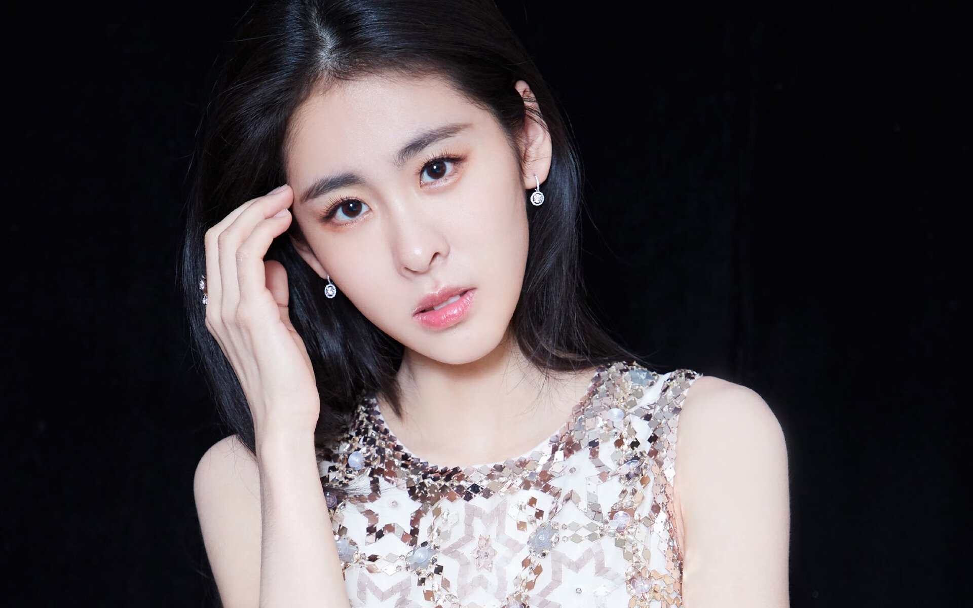 爱游戏-伯恩茅斯客场逆转获胜，连续两轮胜利，球队上升势头强劲，伯恩茅斯比赛直播