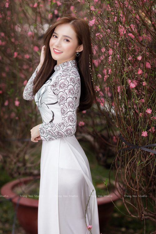 观众入场秩序井然场馆服务全面升级提升观赛体验质量，观众入场须知口播